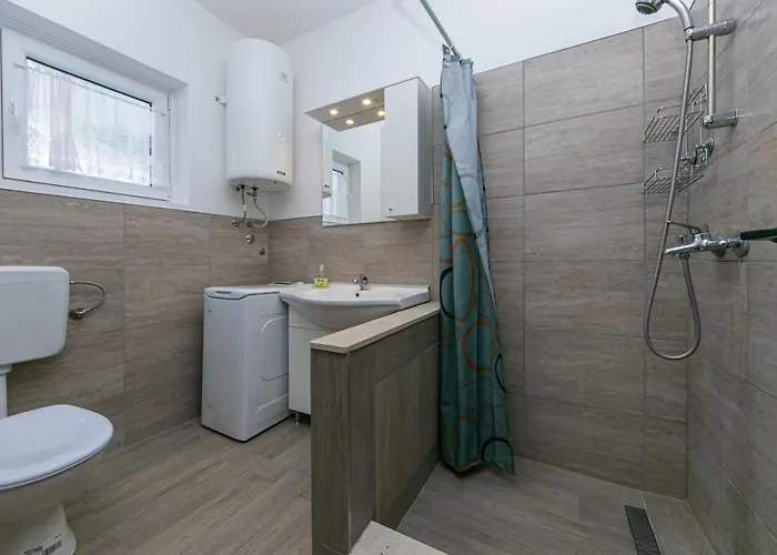 14708b * Gradac (Split-Dalmatia)